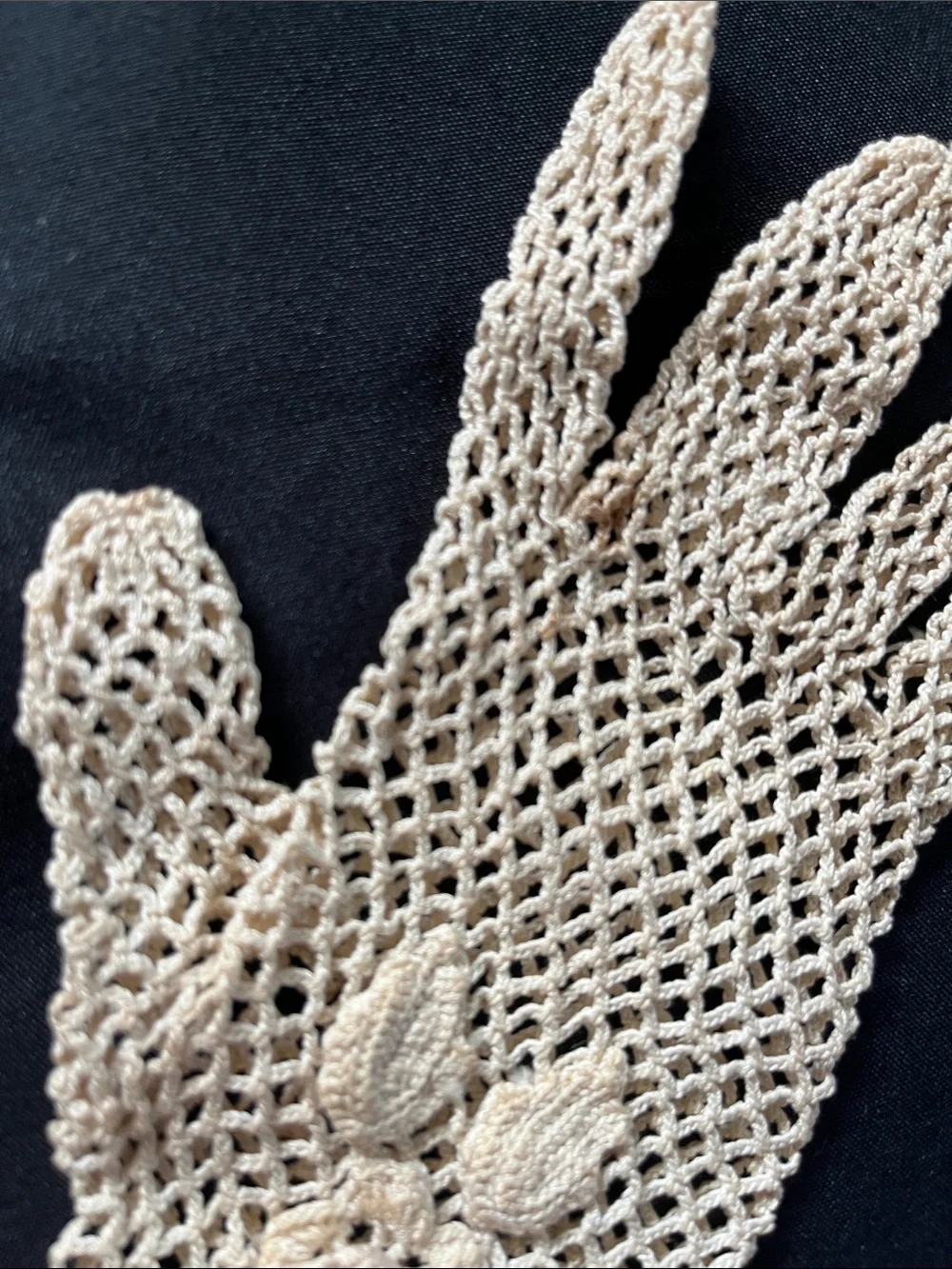 Vtg/Antique Hand Crochet Delicate Lace Gloves Ecru Color Floral Small Size *READ